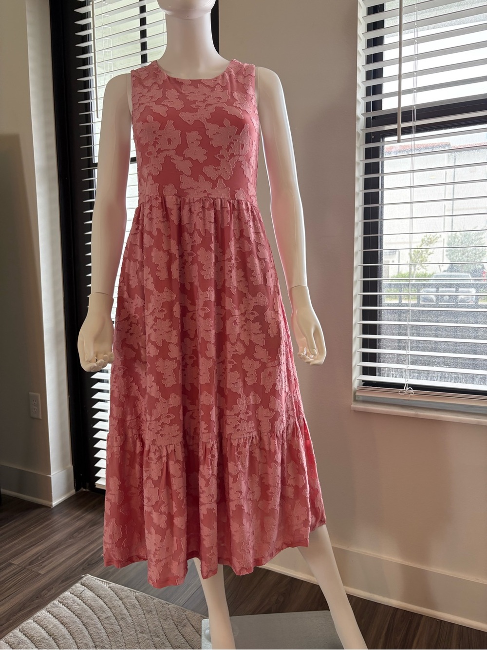 🌸 ZESICA Pink Floral Textured Tiered Maxi Dress – Size S – NWT